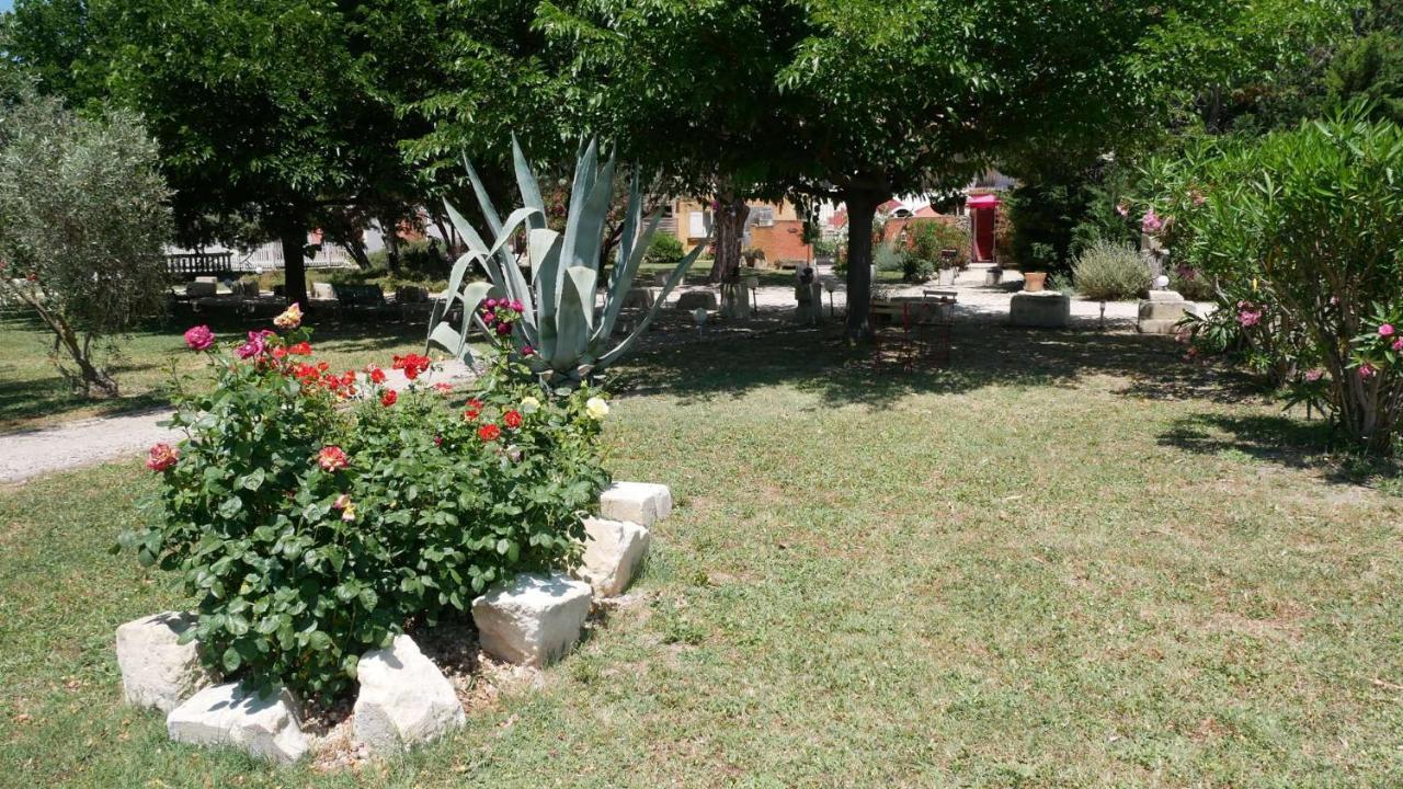 Mas Maurane - L'Olivier Avec Spa Prive Aux Portes D'Arles Tarascon Εξωτερικό φωτογραφία